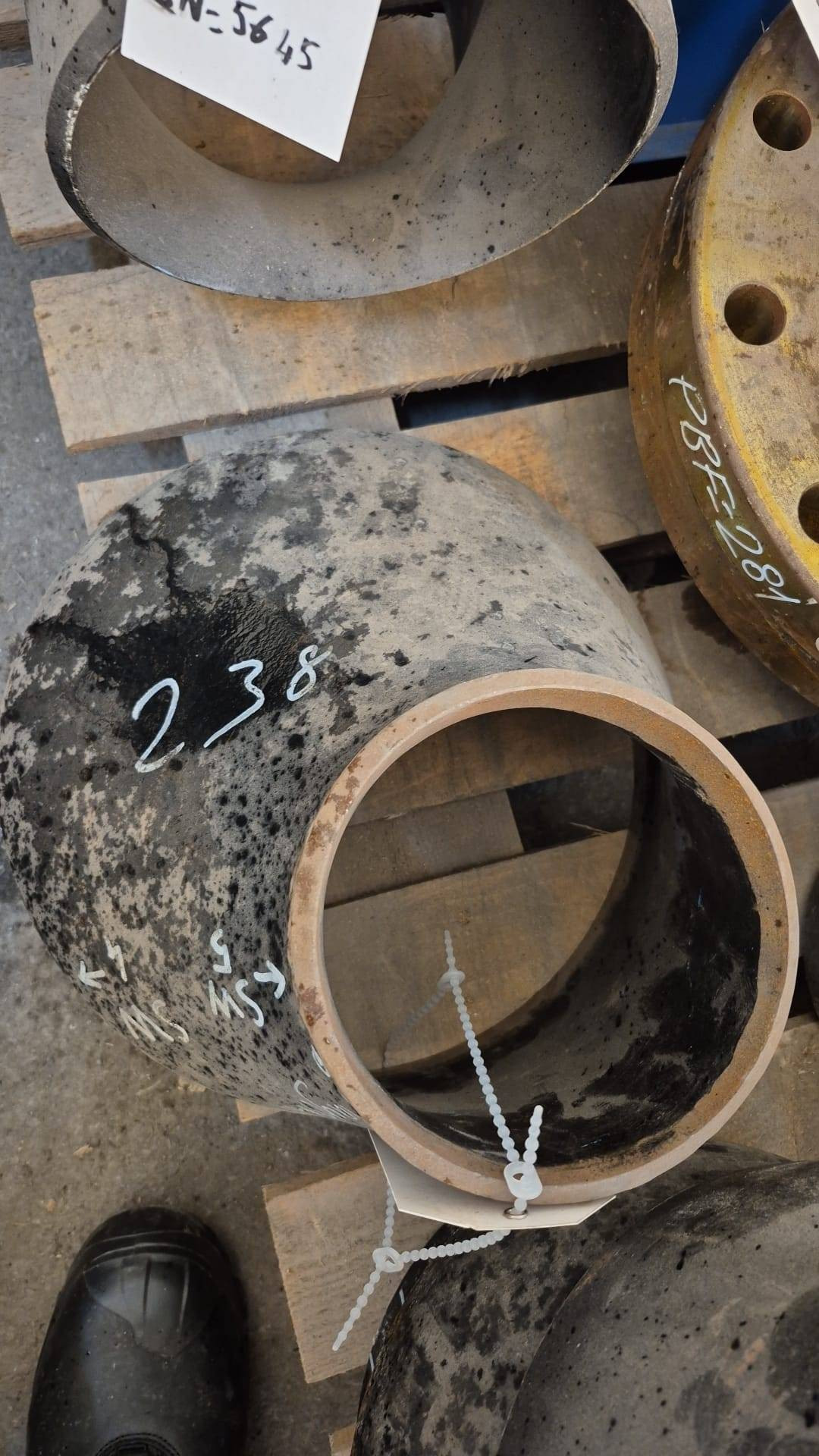 ECCENTRIC REDUCER SMLS MALZEME: ASTM A234-WPB BAĞLANTI TİPİ: BW STANDART: ASME B16.9 NACE ÇAPLAR-1: 12" ÇAPLAR-2: 6" ET KALINLIKLARI-1: S-STD ET KALINLIKLARI-2: S-40 RATING-1: - RATING-2: - YUZEY: - IDENT NUMBER: 1909598 COMMODITY CODE: HAEREDA301C01A5110