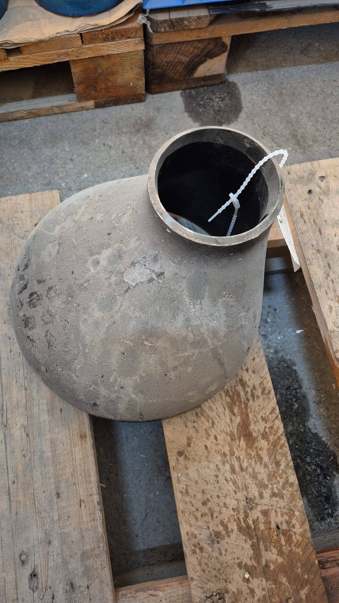 ECCENTRIC REDUCER SMLS MALZEME: ASTM A234-WPB BAĞLANTI TİPİ: BW STANDART: ASME B16.9 ÇAPLAR-1: 10" ÇAPLAR-2: 4" ET KALINLIKLARI-1: S-40 ET KALINLIKLARI-2: S-40 RATING-1: - RATING-2: - YUZEY: - IDENT NUMBER: 1211468 COMMODITY CODE: HAEREDA301C01A5000