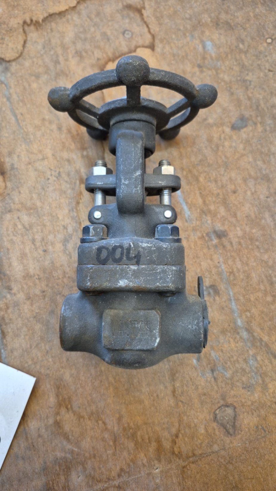 GATE VALVE FEMALE ENDS PRESSURE CLASS: 800# NOMINAL SIZE: 1/2" MATERIAL (BODY/BONNET): ASTM A105 BONNET TYPE: - TRIM NO: N8 OPERATION TYPE: HANDWHEEL DESIGN STANDARD: SEE DATA SHEET IDENT NUMBER: 2055667 COMMODITY CODE: HVGA30A2014F1M100AE1