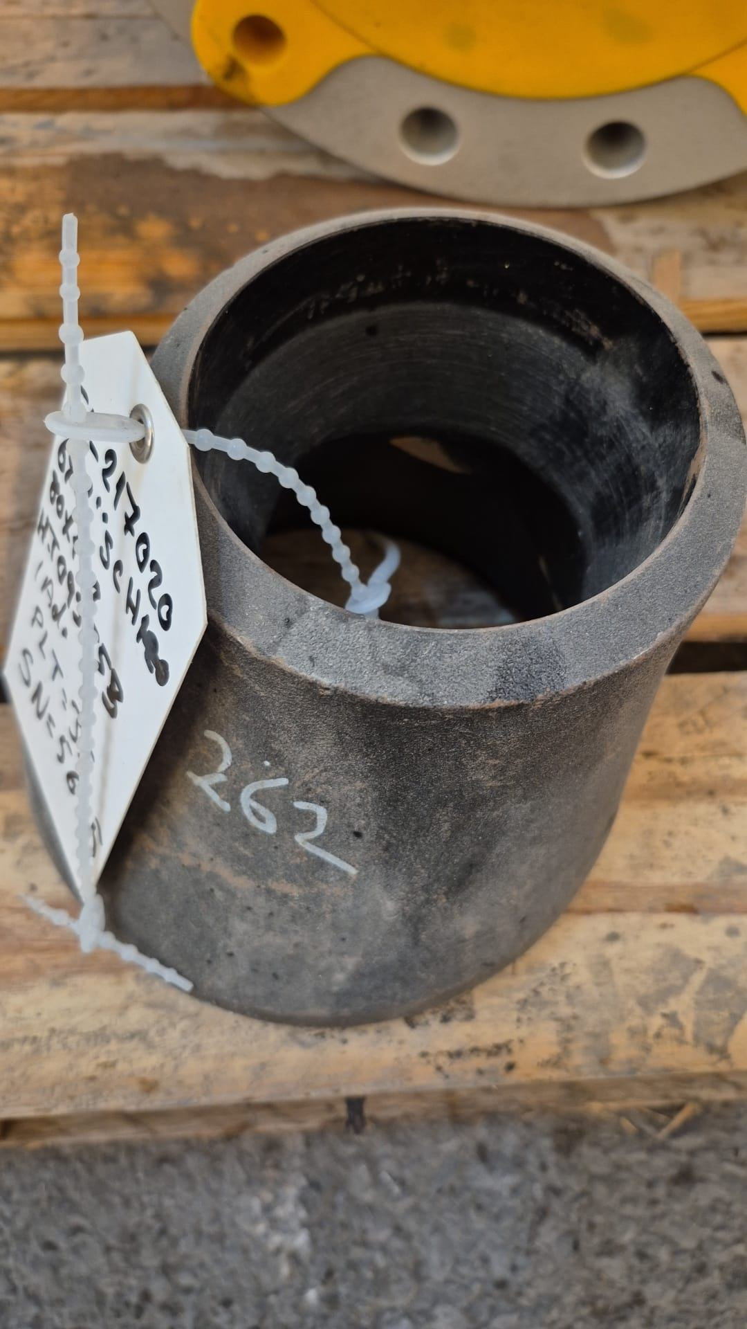 ECCENTRIC REDUCER SMLS MALZEME: ASTM A234-WPB BAĞLANTI TİPİ: BW STANDART: ASME B16.9 ÇAPLAR-1: 6" ÇAPLAR-2: 4" ET KALINLIKLARI-1: S-80 ET KALINLIKLARI-2: S-120 RATING-1: - RATING-2: - YUZEY: - IDENT NUMBER: 1911953 COMMODITY CODE: HAEREDA301C01A5110